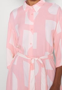 Monki Košilové šaty - light pink