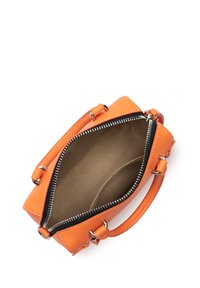 Sac à main en cuir orange avec une texture lisse, présentant une ouverture zippée et de courtes poignées. L'intérieur est beige sans compartiments.