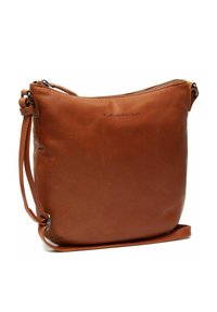 Borsa a tracolla in pelle marrone con texture liscia, chiusura con zip e tracolla regolabile. Presenta un logo discreto in rilievo sulla parte anteriore.