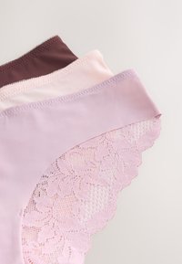 Kolm paari naiste aluspükse tumepruunis, heleroosas ja helesinises lavendlitoonis, lavendlipaari servas on laineline pitsimuster. Sile kangas.