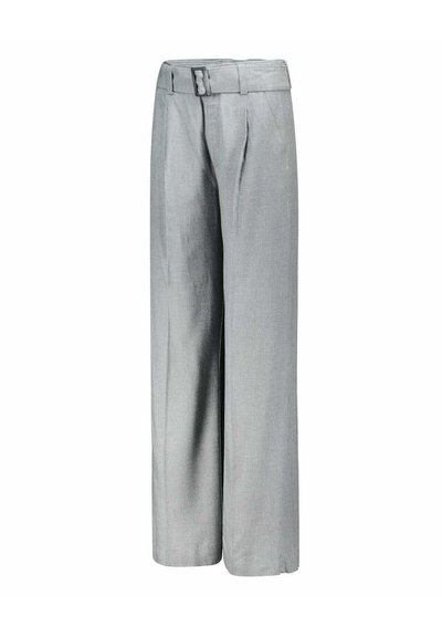 Pantaloni grigi a gamba larga realizzati in tessuto morbido, con una parte frontale piatta con pieghe, passanti per la cintura e un'accento a fibbia rettangolare.