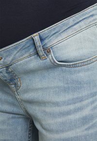 Envie de Fraise JACKSON SEAMLESS - Calças de ganga de corte afunilado - light wash denim