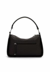 Musta teksturoidusta nahasta valmistettu käsilaukku, jossa on lyhyt kahva, etutasku vetoketjulla ja hopeanväriset metalliosat valkoisella taustalla.