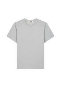 Camiseta gris de cuello redondo hecha de tela suave. Presenta mangas cortas, un escote redondo y un sutil detalle de logo en la parte delantera.