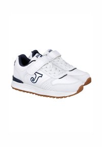 Zapatillas blancas de material sintético con detalles en azul marino. Cuentan con una correa de Velcro, punta redonda, detalles perforados y suela de goma marrón.