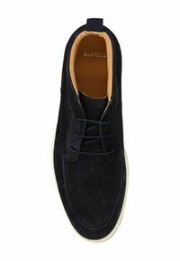 Scarpa in suede blu scuro con suola in gomma bianca, punta tonda e lacci piatti. L'interno presenta una fodera di un beige chiaro; minima visibilità del marchio.