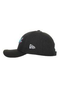 Gorra de béisbol negra de tela, con un diseño bordado multicolor en la parte frontal y un logo en el costado. Visera curva y forma estructurada.