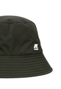 Ciemnozielona czapka typu bucket z lekkiego materiału w paski. Posiada biały naszywkę z logo z przodu oraz usztywniony rondo.