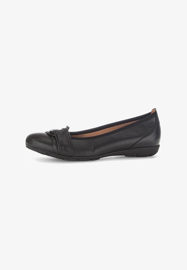 Ballerines en cuir noir avec un bout arrondi, présentant un détail de nœud décoratif à l'avant et une semelle basse et flexible.