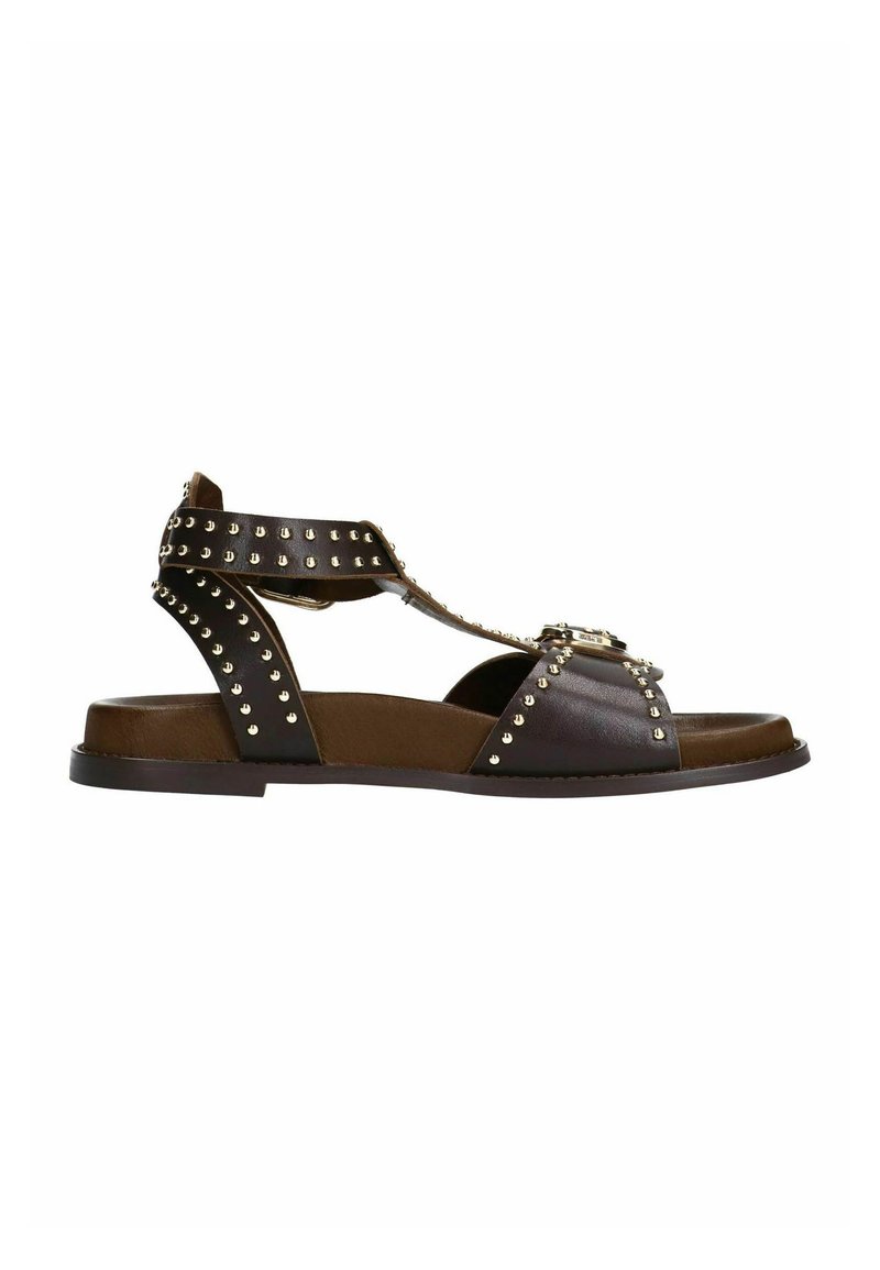 Bruine leren sandalen met studs, open teenontwerp, verstelbare enkelband en platte zool, met een contrasterende tan voetbed.
