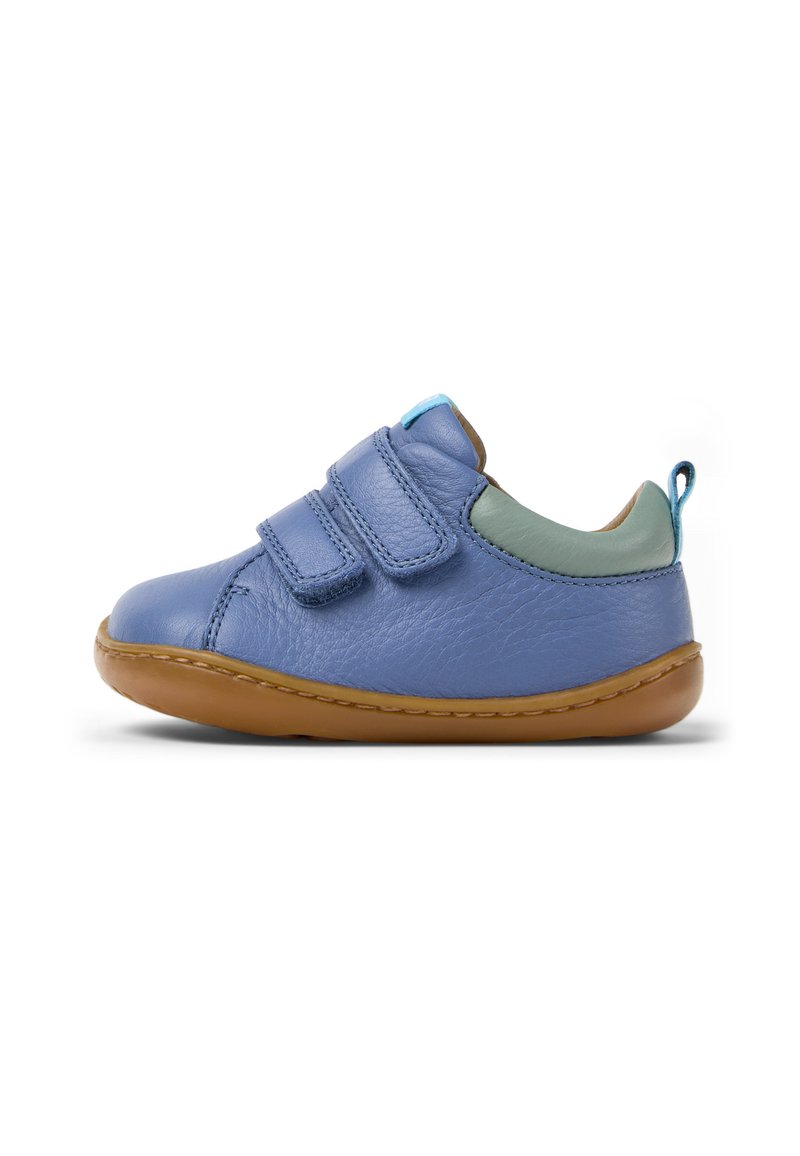 Hellblaue Leder-Schuh mit zwei Klettverschlüssen, brauner Gummisohle und einem grünen Akzent an der Ferse. Runder Zehenbereich, gestickte Details.