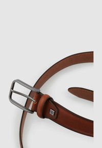 Cintura in pelle marrone con una texture liscia, caratterizzata da una fibbia in metallo opaco e un passante. La cintura si assottiglia alla fine e presenta pochi elementi metallici.