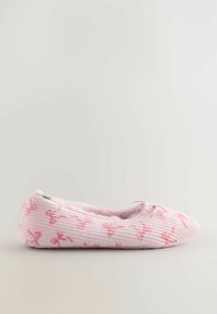 Lichtroze gestreepte slipper met een pluche interieur. Voorzien van een decoratieve strik en een herhaald afdruk van balletdansers in donkerder roze. Platte zool.