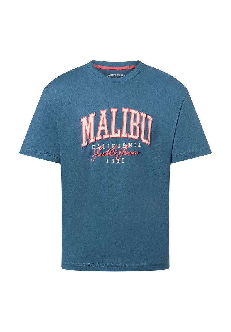 Camiseta de algodón azul con una gran impresión en blanco y coral que dice "MALIBU" con "California" y "Jack & Jones 1990" debajo. Diseño clásico de cuello redondo.