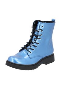 Botín de tobillo de charol azul con cordones negros, puntera redonda y suela de goma negra texturizada. Cuenta con ojales metálicos y una lengüeta.