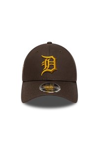 Brauner Hut mit einem gelb gestickten "D"-Logo auf der Vorderseite. Verfügt über einen gebogenen Schirm und einen verstellbaren Rücken. Das Material ist glatt und langlebig.