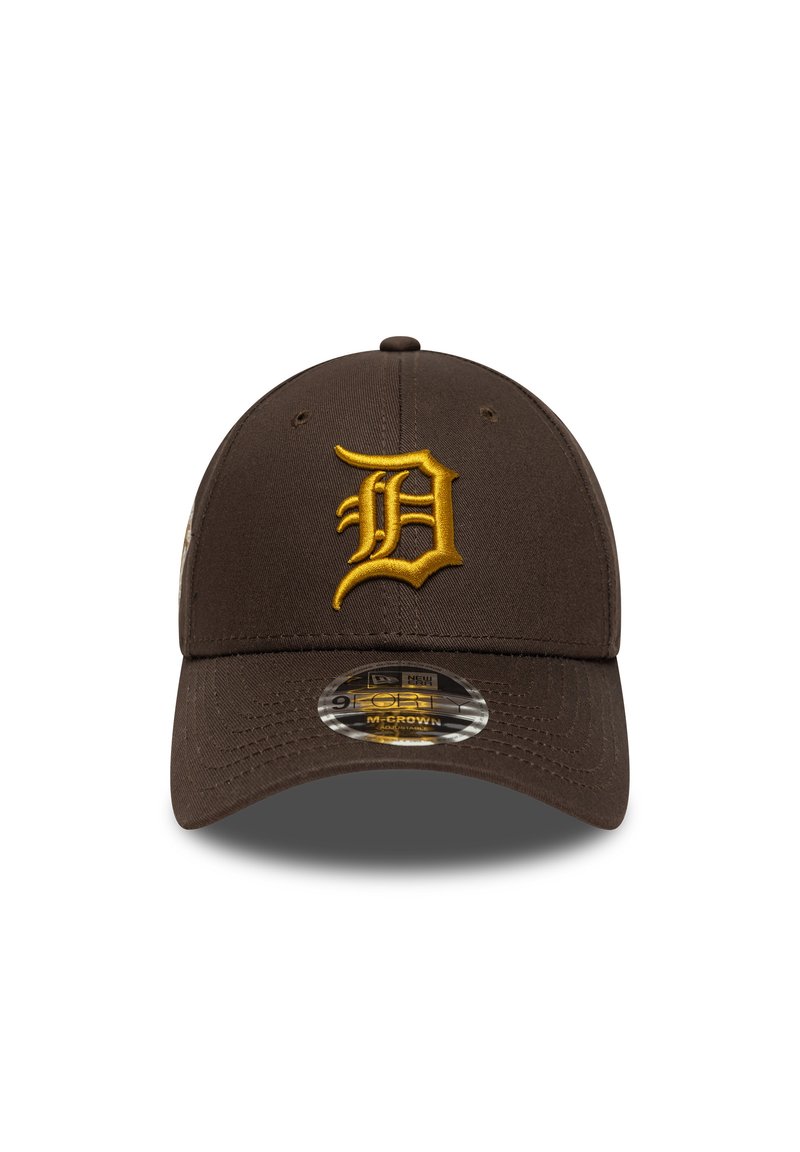 Brauner Hut mit einem gelb gestickten "D"-Logo auf der Vorderseite. Verfügt über einen gebogenen Schirm und einen verstellbaren Rücken. Das Material ist glatt und langlebig.