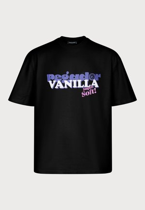 Sort kortærmet T-shirt med legesyg tekstdesign i lilla og pink, der står "PEGADOR VANILLA Super Soft!"