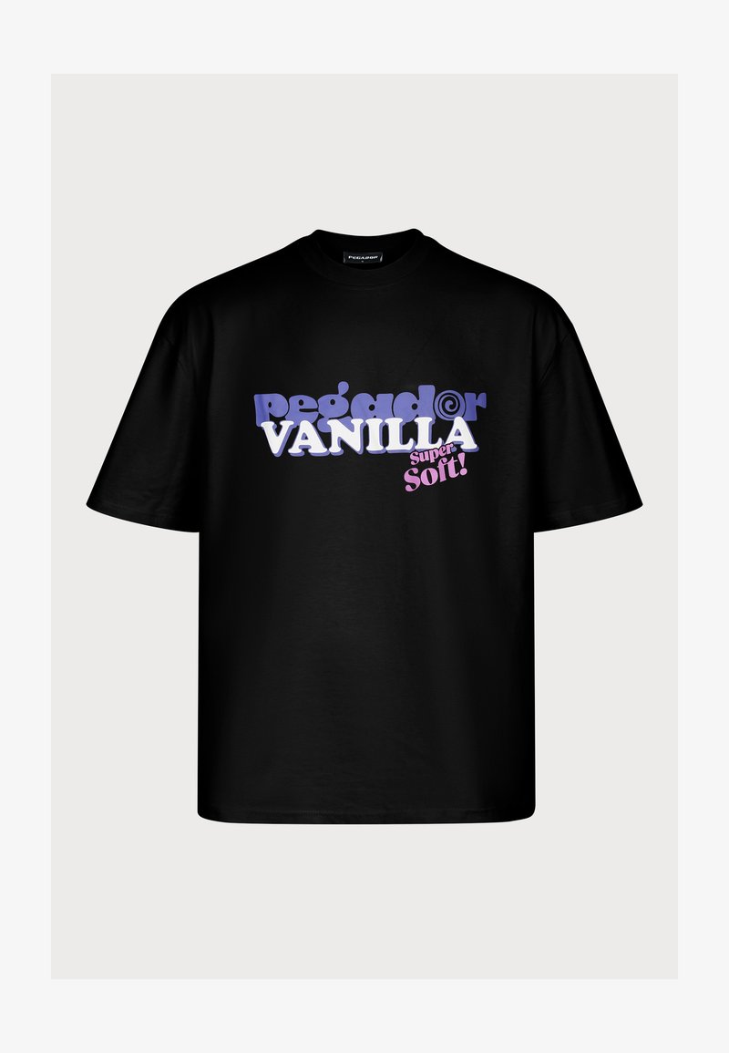 Tricou negru cu mânecă scurtă, prezentând un design jucăuș de text în nuanțe de mov și roz care spune "PEGADOR VANILLA Super Soft!"