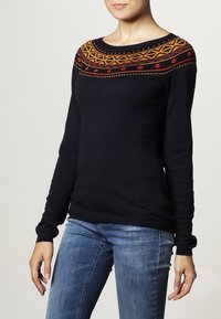 Marineblauer Pullover mit gemustertem Rundhalsausschnitt, der geometrische Designs in Rot und Orange zeigt. Lange Ärmel, taillierte Silhouette, leichtes Material.