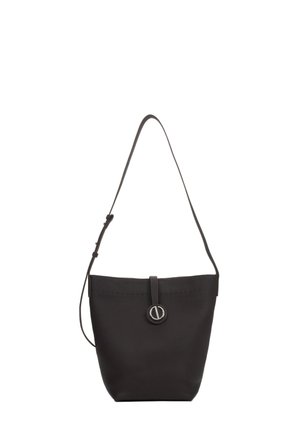 Sac seau en cuir noir avec bandoulière réglable et fermoir métallique circulaire sur la fermeture avant.