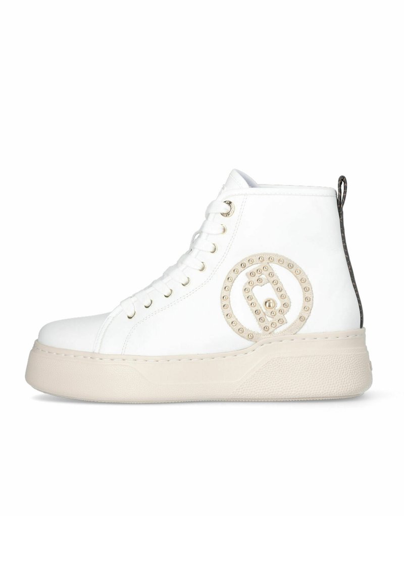 Baskets montantes en cuir blanc avec une semelle beige texturée. Présentent une décoration circulaire à clous sur le côté et un accent gris à l'arrière.