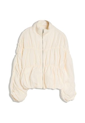 Jachetă căptușită off-white cu cusături elastice strânse, mâneci lungi bufante și închidere frontală cu fermoar.