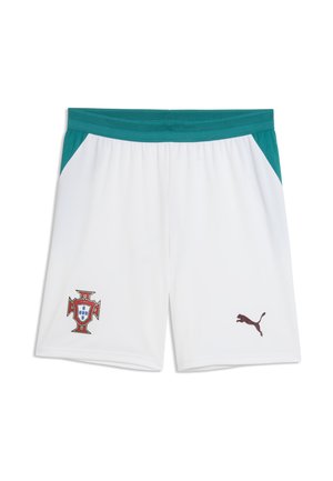 Witte sportshorts met een groene tailleband en zijpanelen, met het voetbalwapen van Portugal op de linkerbeen en het Puma-logo op de rechterbeen.