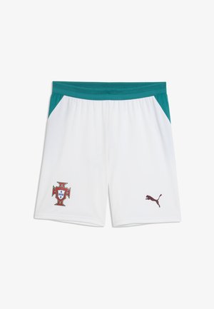 Shorts de sport blancs avec une ceinture et des panneaux latéraux verts, arborant le blason de football du Portugal sur la jambe gauche et le logo Puma sur la jambe droite.