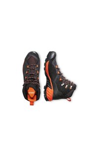 Scarpe da trekking nere con accentuazioni arancioni, dotate di una parte superiore testurizzata, suole di gomma robuste e lacci a contrasto per una calzata sicura e supporto.