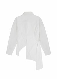 Weißes, kurzes Shirt mit langen Ärmeln, spitzem Kragen und asymmetrischem Saum. Glatte Baumwollqualität, minimalistisches Design.