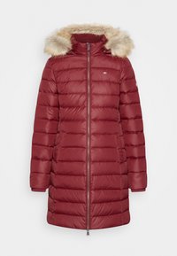 Abrigo acolchado burdeos con capucha de piel sintética, puños acanalados y costuras verticales. Cuenta con cremallera frontal completa y bolsillos laterales.