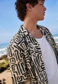 Next PRINTED SHORT SLEEVE WITH CUBAN COLLAR - Vapaa-ajan kauluspaita - black ecru
