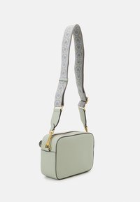 Coccinelle BEAT  - Torba preko tijela - celadon green
