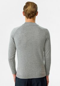 Grauer Strickpullover mit langen Ärmeln und Rundhalsausschnitt. Hat eine glatte Textur sowie gerippte Bündchen und Saum. Einfaches, vielseitiges Design.