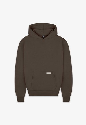 Tumši brūns kapučjaka džemperis, izgatavots no kokvilnas maisījuma, ar priekšējo kabatu, ribotām aprocēm un apakšmalu, kā arī ar mazu etiķeti uz kabatas.