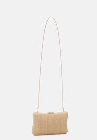 Pochette rectangulaire tissée beige avec une bandoulière en chaîne et une fermeture à boucle métallique, présentant une texture lisse et un design léger.