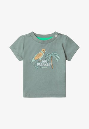 Grünes T-Shirt mit kurzen Ärmeln und rundem Ausschnitt. Hat ein bedrucktes Design eines Wellensittichs und einer Palme mit gelben und beigen Akzenten.