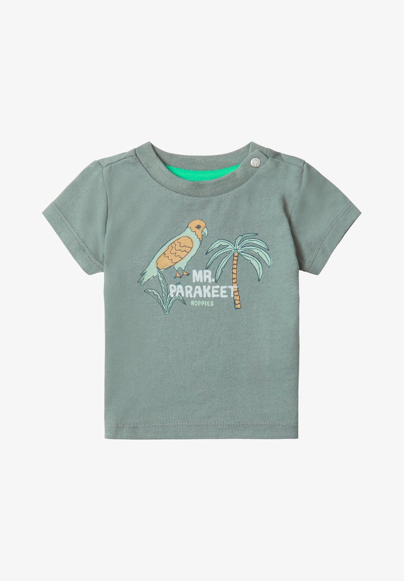 T-shirt vert à manches courtes avec un col rond. Présente un design imprimé d'un perruche et d'un palmier avec des accents jaunes et beiges.