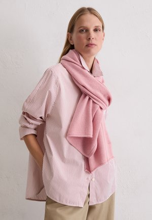 Jasnoróżowy szalik wykonany z miękkiego materiału, noszony na paskowanej koszuli z czerwonymi liniami. Szalik elegancko opada wokół szyi.