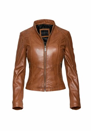 Chaqueta de cuero marrón para mujer con cremallera frontal, cuello de pie y bolsillos laterales con cremallera, mostrada sobre un fondo blanco.