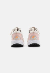 Nike Air tenisice s gornjim dijelom od svijetloružične i bijele sintetičke kože, s teksturiranim stražnjim dijelom, podstavljenim ovratnikom i crnim gumenim potplatom.