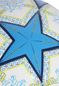 Minge de fotbal cu un design de stea albastră, suprafață albă texturată, accente galbene și modele albastre intricate. Include inscripția "Fabricat în Pakistan".