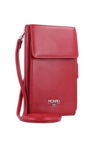 Sac bandoulière en cuir rouge avec une fermeture à rabat, présentant un logo en argent et un design fin. Comprend une bandouillère détachable pour plus de polyvalence.