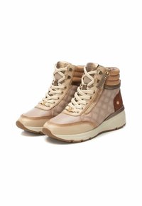 Botines beige con diseño acolchado, detalles en dorado, cuello acolchado y paneles texturizados. Cuenta con cierre de cordones y cremallera lateral.