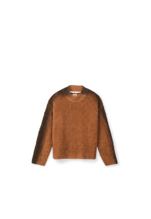 Maglione in maglia marrone e peloso con collo a girocollo a coste, maniche lunghe e una finitura testurizzata. La colorazione passa dal marrone scuro al marrone chiaro.