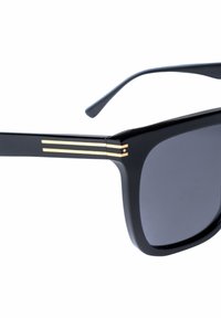Svarta solglasögon med rektangulär form, mörka linser och guldfärgade randiga detaljer på skalmens sidor. Slät plastmaterial.