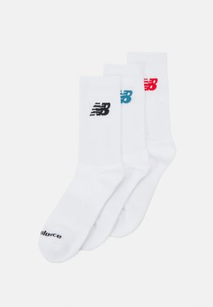 Tre paia di calzini bianchi con diversi colori del logo: nero, teal e rosso. Materiale in cotone morbido con una texture liscia.