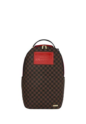 Mochila a cuadros marrón y negra con bolsillo superior con cremallera roja, tiradores de cremallera dorados y asa negra.