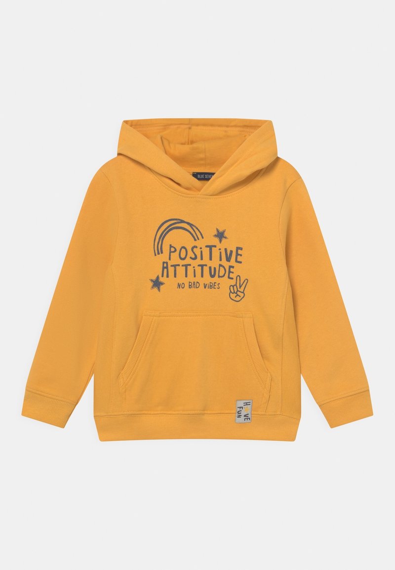 Sweat à capuche jaune moutarde avec poche avant, imprimé avec "Positive Attitude No Bad Vibes", étoiles, arc-en-ciel et un graphique de main faisant le signe de la paix.